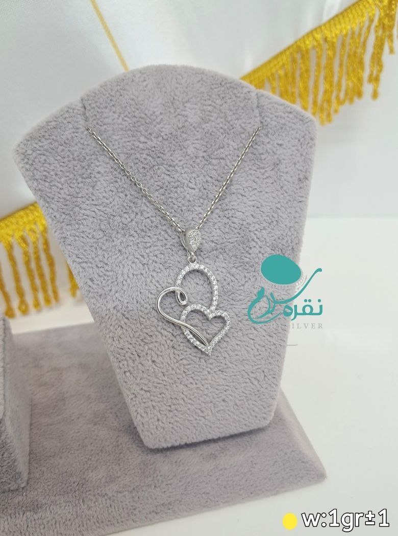 گردنبند با طرح آویز دو قلب که با نگین‌های کوچک تزئین شده