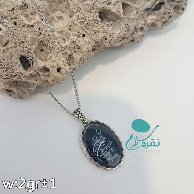 مدال با زنجیر نقره بیضی با زمینه‌ تیره